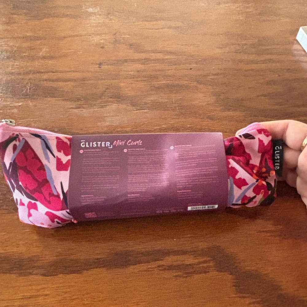 💁🏼‍♀️Glister Mini Curls Travel Curling Wand with Pouch - Picture 7 of 8